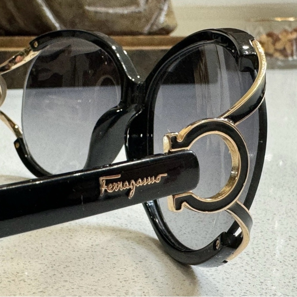 Salvatore Ferragamo Authentic Black SF600S 001 61-14-130 Sunglasses - Case Incl
